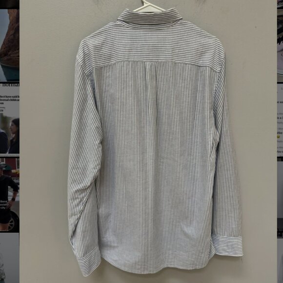 GAP Oxford Shirt in Standard Fit Blue & White Stripes in Medium - Picture 7 of 7